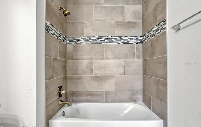 bathroom featuring tiled shower / bath combo