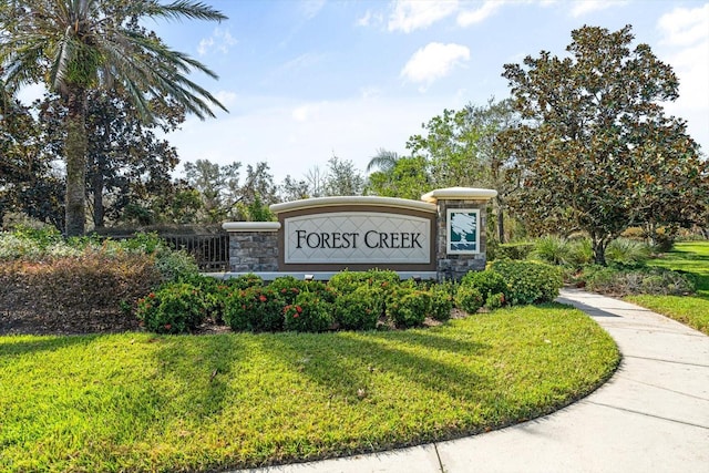 community sign with a lawn