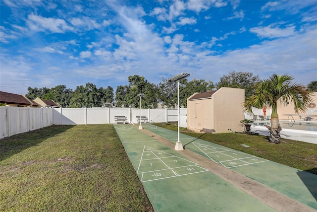 view of property's community featuring a lawn