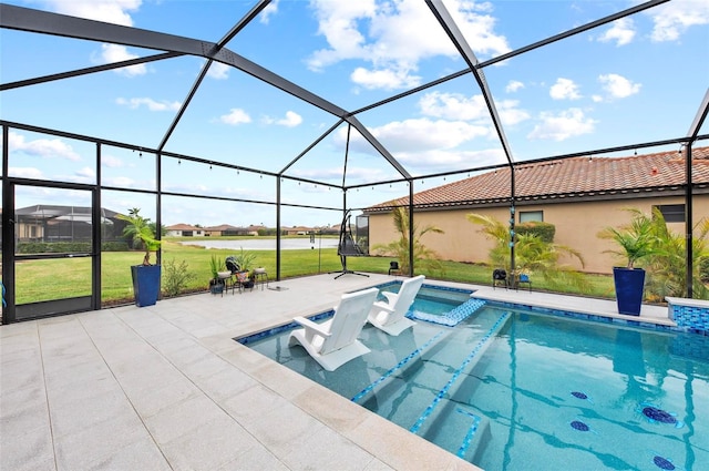 view of pool featuring a lanai, a yard, an in ground hot tub, and a patio