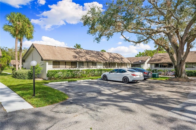 ranch-style home with a front yard