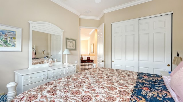 bedroom with a closet, ceiling fan, and ornamental molding