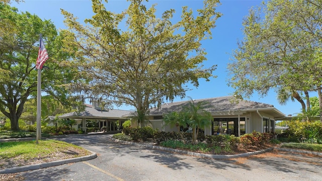 view of front facade with a carport