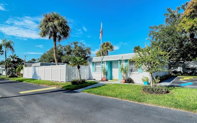 single story home featuring a front yard