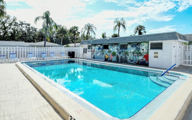 view of swimming pool