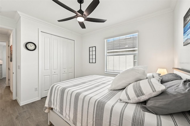 bedroom with a closet, ceiling fan, crown molding, and light wood-type flooring