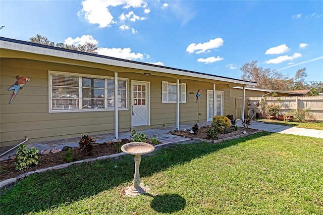 view of front of home featuring a front lawn