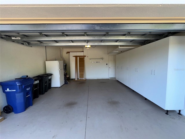 garage featuring freestanding refrigerator