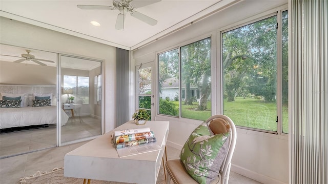 sunroom with ceiling fan