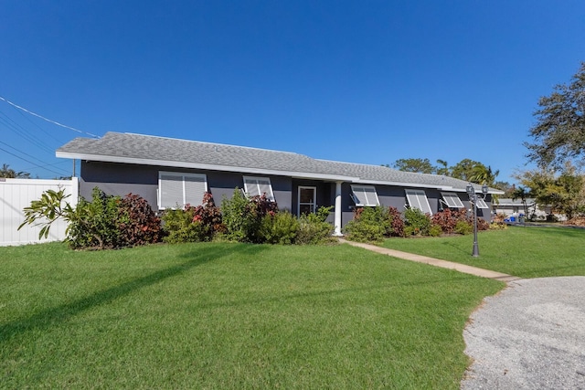 single story home with a front lawn