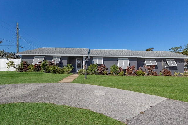 single story home with a front lawn