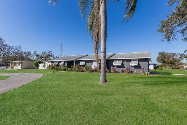 single story home with a front yard