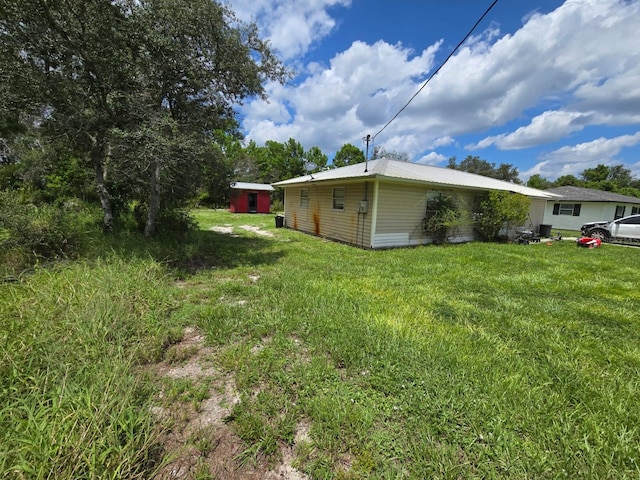 view of yard featuring a storage shed