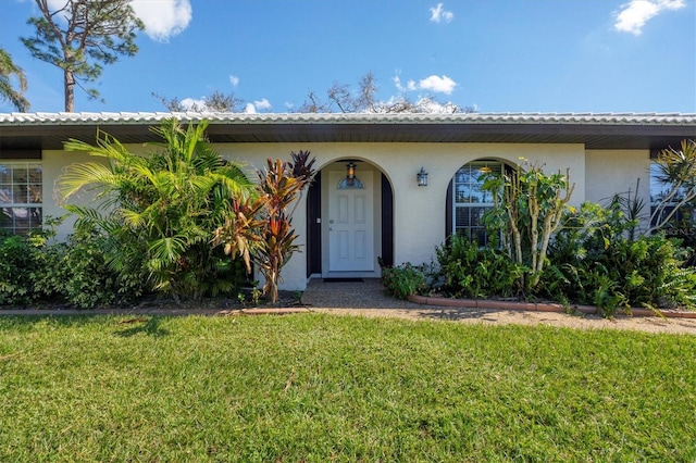 view of front of house with a front lawn