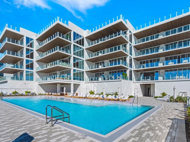 4651 Gulf Of Mexico Dr Unit 402, Longboat Key, FL 34228 - view of community pool