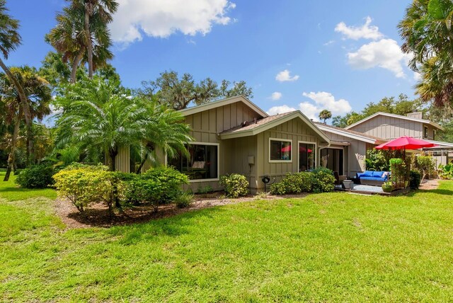 view of front of home featuring a front yard