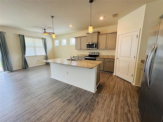 kitchen with a sink, visible vents, stainless steel appliances, and dark wood-style flooring