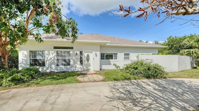 view of front of house featuring a front lawn