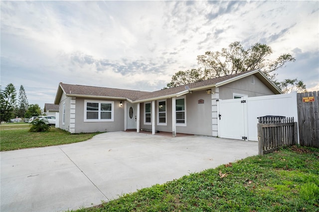 single story home with a front yard