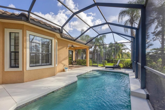 view of swimming pool with a lanai, ceiling fan, and a patio area