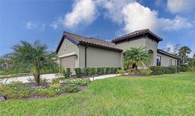 view of side of property featuring a lawn and a garage