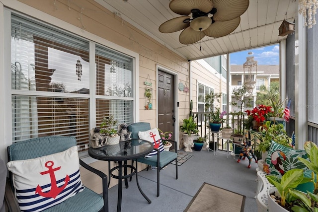 sunroom with ceiling fan