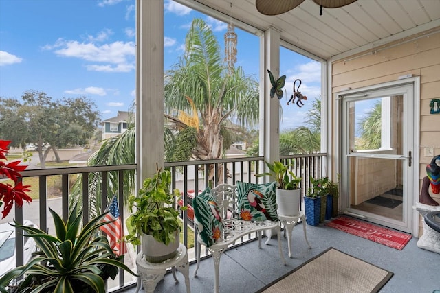 sunroom with ceiling fan