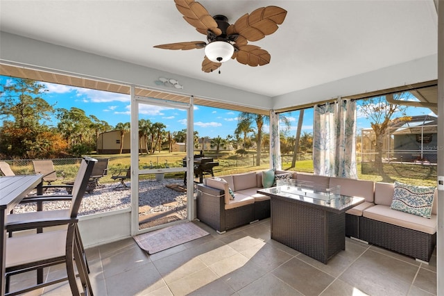 sunroom with ceiling fan