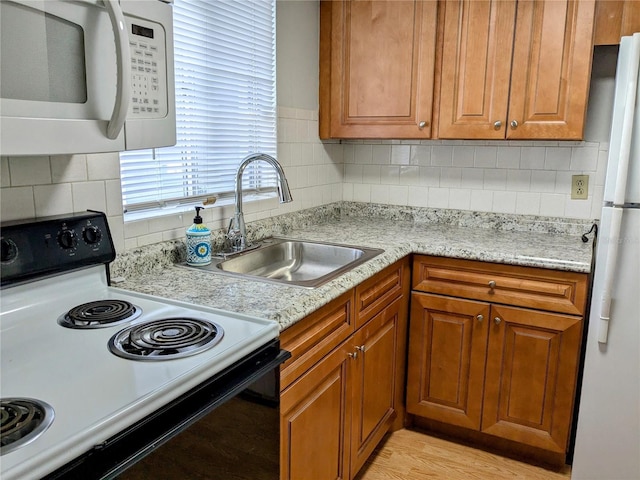 1570 Pleasant Rd Unit J-26, Bradenton, FL 34207 - kitchen with tasteful backsplash, sink, white appliances, and light hardwood / wood-style flooring