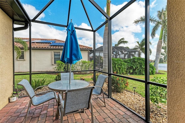 6547 Willowshire Way, Bradenton, FL 34212 - sunroom with outdoor dining space