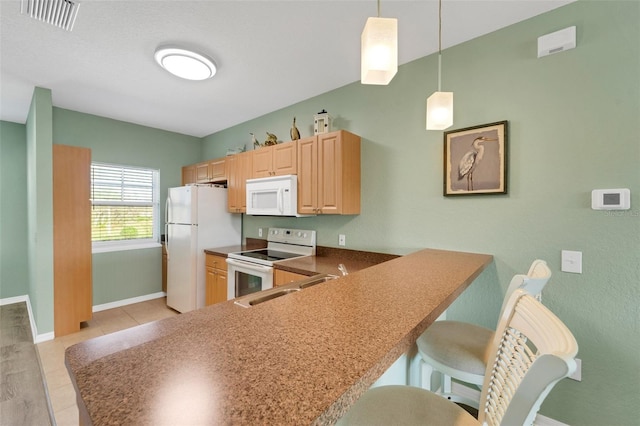 kitchen featuring light brown cabinets, a kitchen breakfast bar, hanging light fixtures, kitchen peninsula, and white appliances