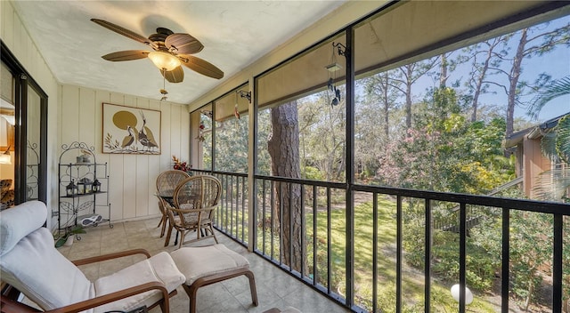 sunroom with ceiling fan