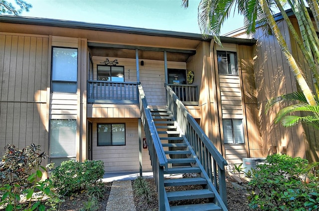 entrance to property featuring covered porch