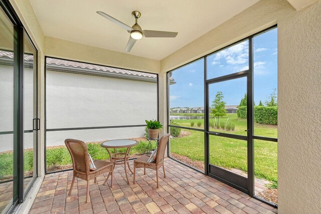 sunroom with ceiling fan