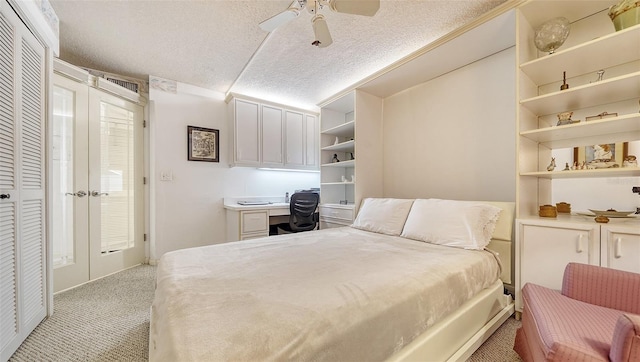 bedroom featuring light carpet, a textured ceiling, and ceiling fan