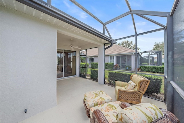 sunroom with ceiling fan