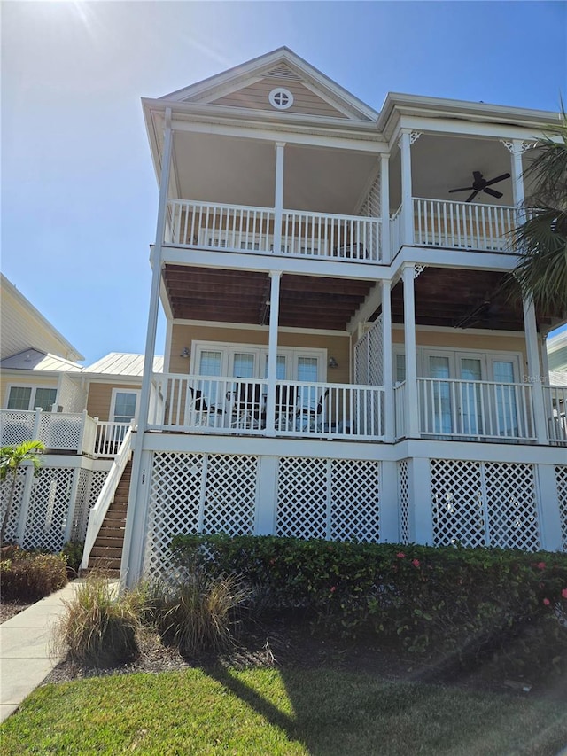 view of front of property featuring ceiling fan