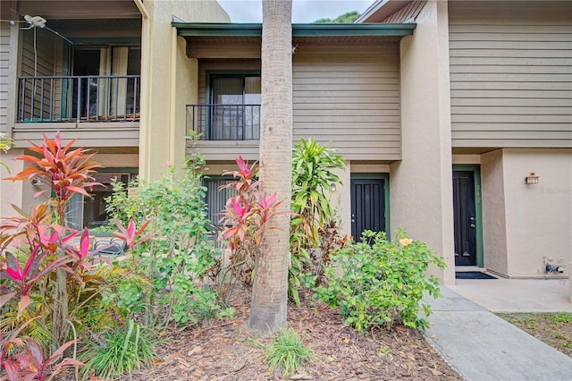 entrance to property featuring a balcony