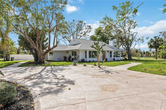 ranch-style house featuring a front yard