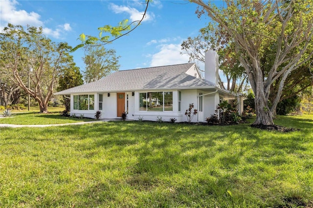 ranch-style home featuring a front lawn