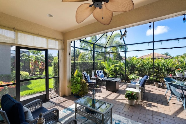 sunroom with ceiling fan