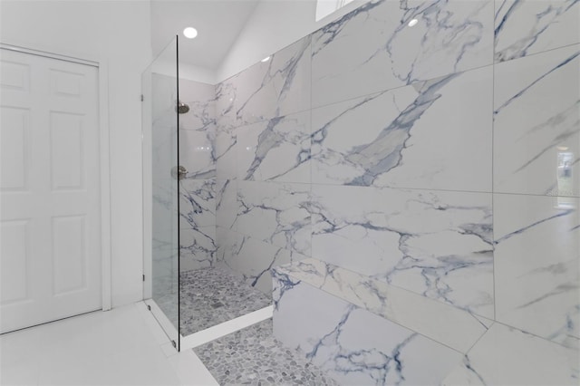 bathroom featuring a tile shower