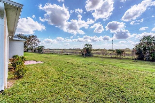 view of yard featuring a rural view