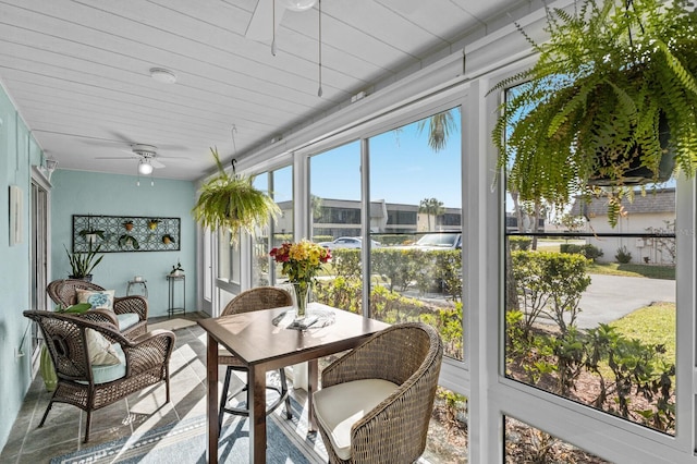 sunroom with ceiling fan