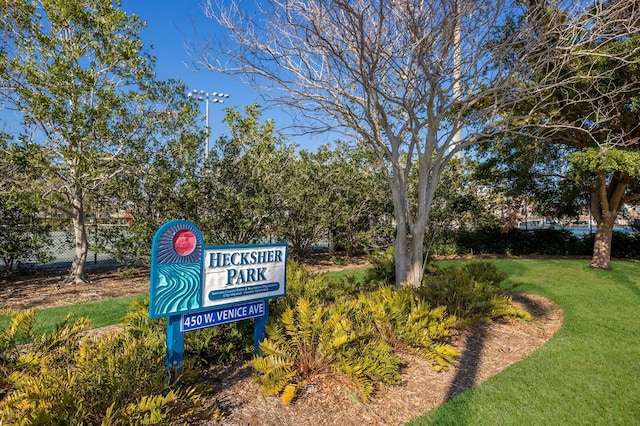 view of property's community featuring a lawn