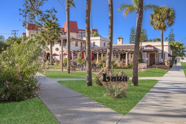 view of front facade featuring a front yard