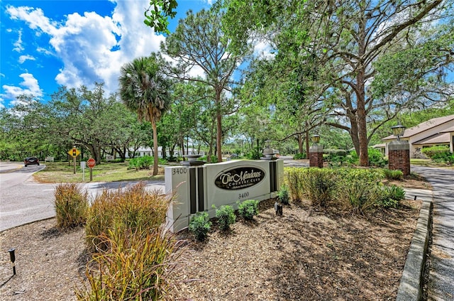 view of community / neighborhood sign