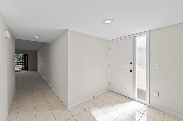 foyer entrance featuring baseboards