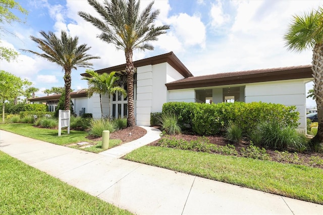 view of front of house featuring a front lawn