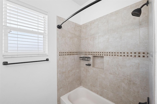 bathroom featuring tiled shower / bath